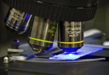 Dual-light microscope captures micro detail and nano motion with 14x expanded range