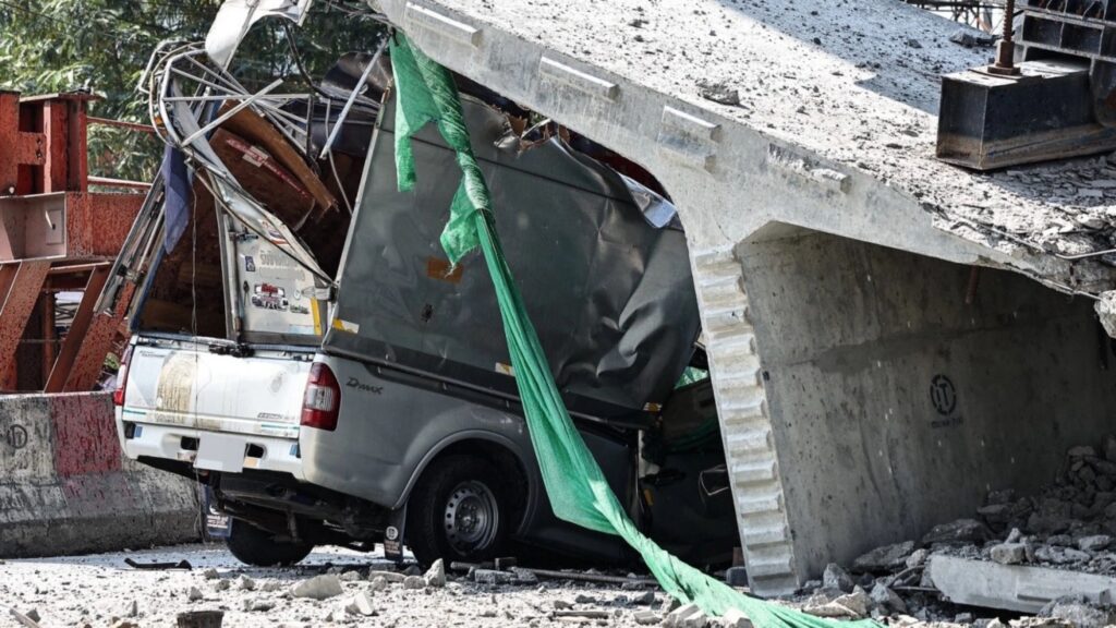 Crane and Concrete Beam Collapse on Rama 2 Road in Samut Sakhon Leaves 2 Dead, 5 Injured; Italian-Thai Development Named Contractor as Transport Minister Orders Safety Review